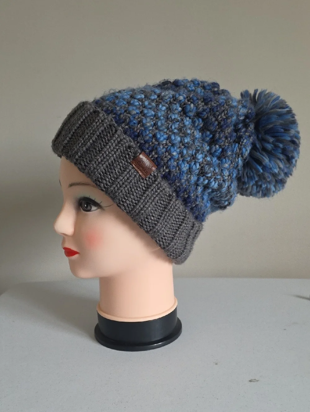 ROOTS | chunky knit pom-pom beanie with a grey ribbed cuff sz OS
